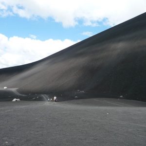 Ascension du volcan & Descente en luge (ou surf)